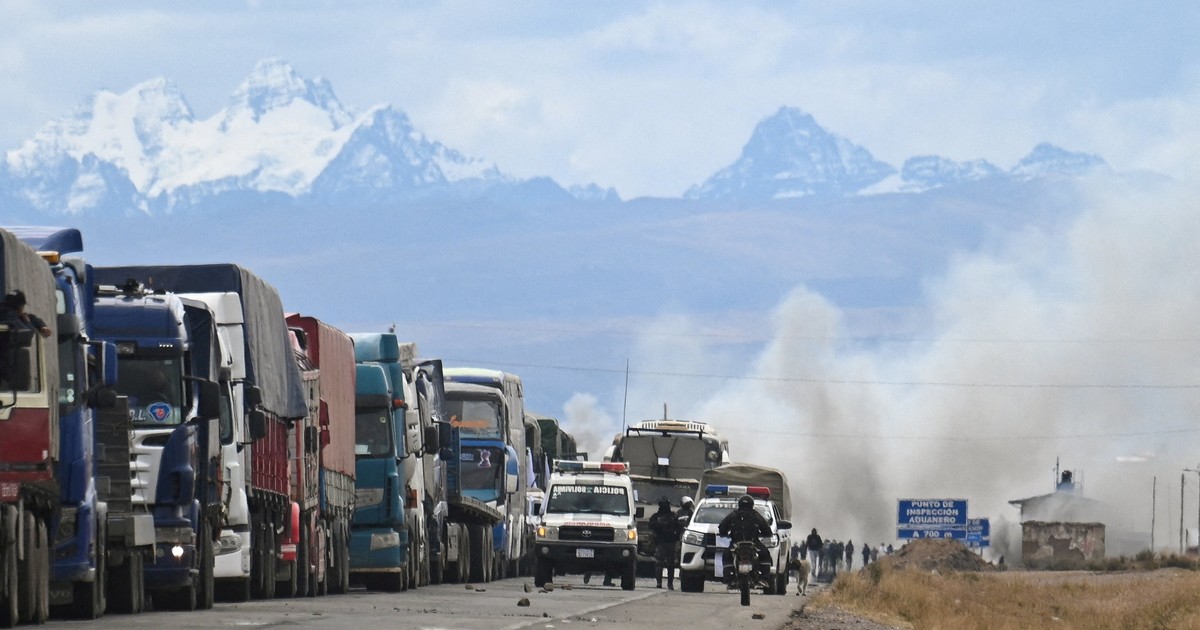 Un operativo para levantar los piquetes en Bolivia terminó con enfrentamientos y pocos resultados
