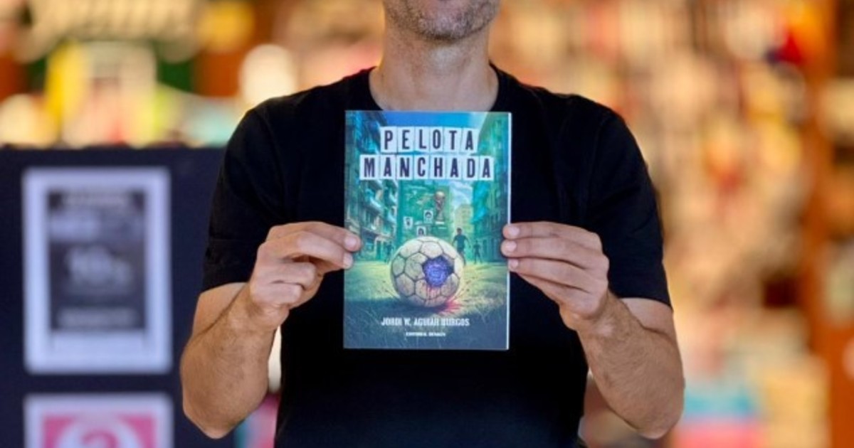 «Pelota Manchada», la novela que une fútbol, poder y tecnología y prepara su desembarco en España