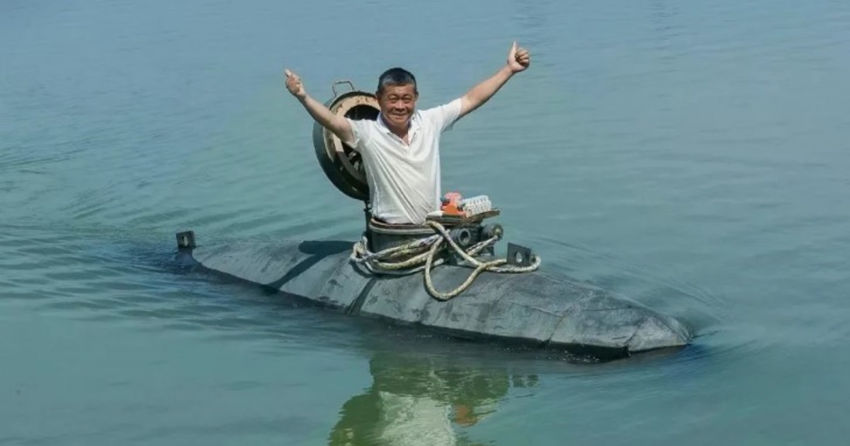 Un agricultor de 60 años gasta solo 700 dólares y construye con sus manos un submarino casero capaz de sumergirse hasta ocho metros y permanecer bajo el agua 30 minutos seguidos