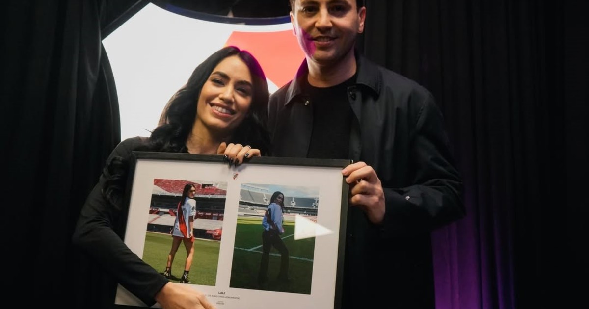 Con camiseta especial: el homenaje de River a Lali por sus presentations en el Enormous