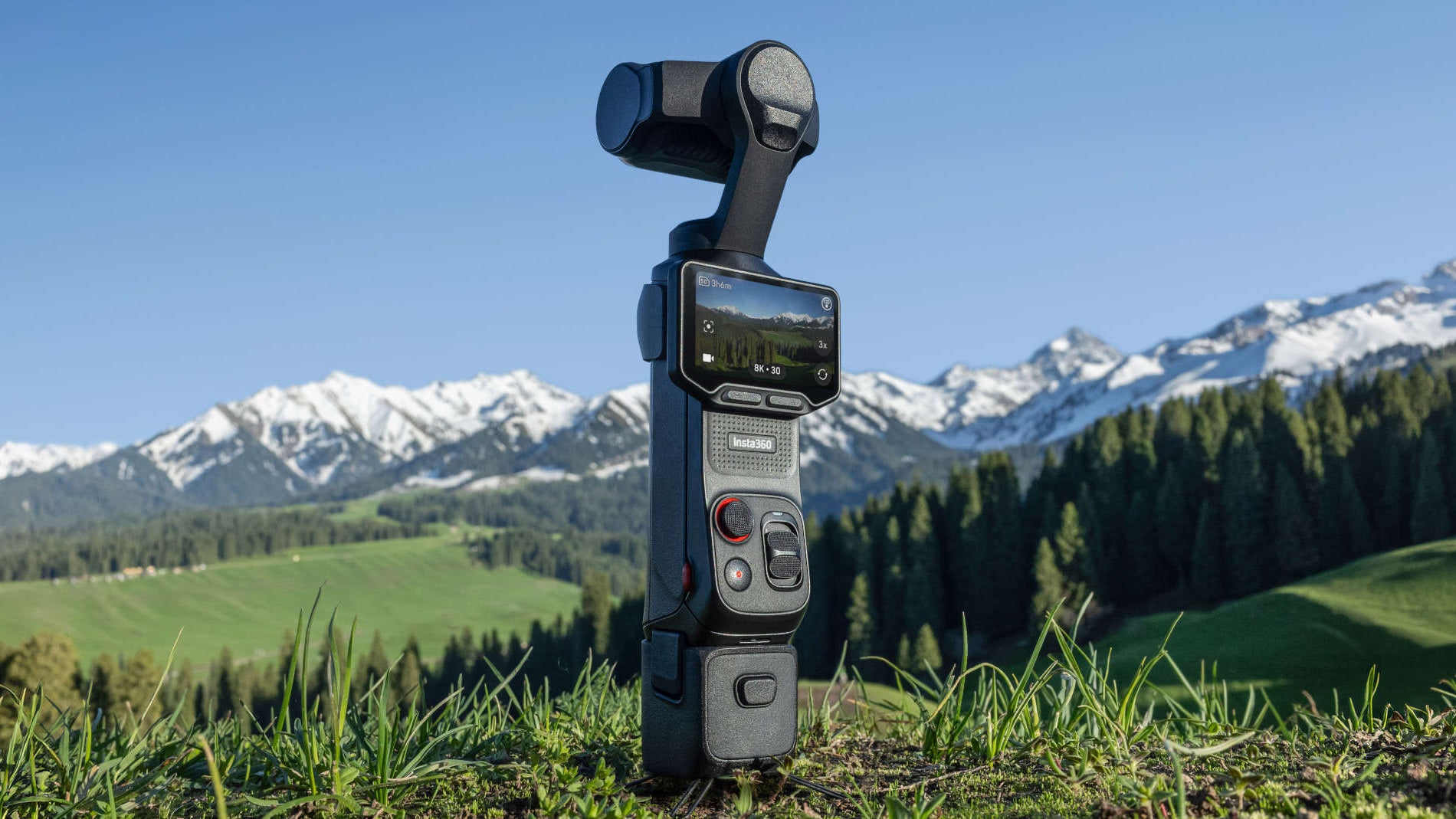 Insta360 presenta Luna Ultra, una cámara creada con Leica que graba en 8K y cabe en el bolsillo