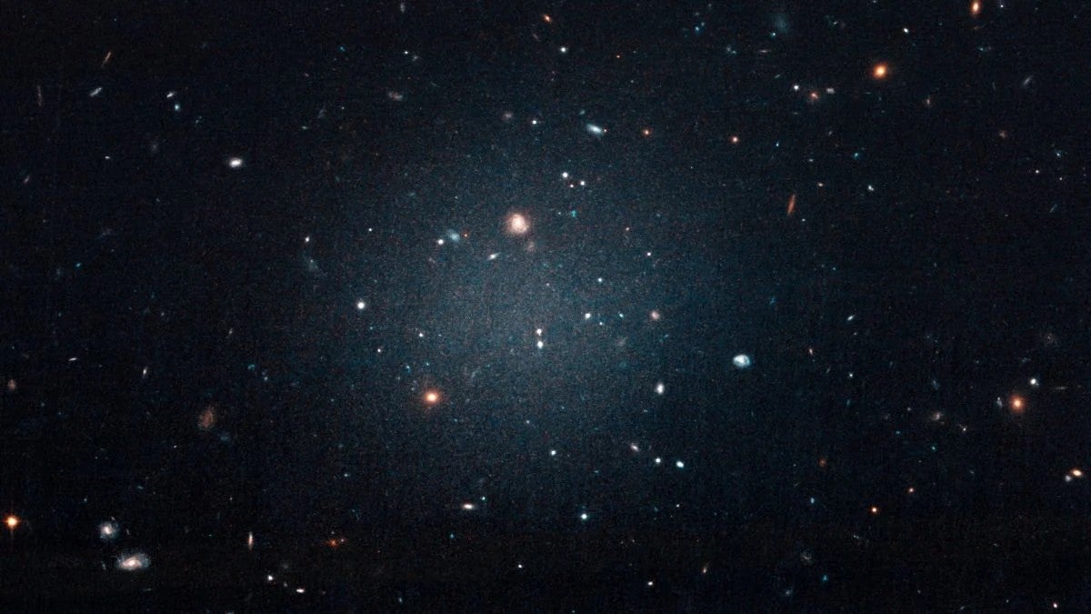 Encuentran la tercera galaxia sin materia oscura que rompe el guion del universo y apunta a una colisión brutal