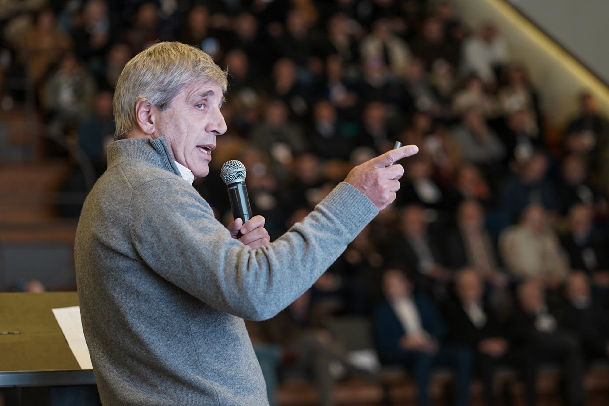 Luis Caputo, ministro de Economía, ante empresarios de la vivienda: “Hoy hay dólares para todos, no hay que pedir permiso”