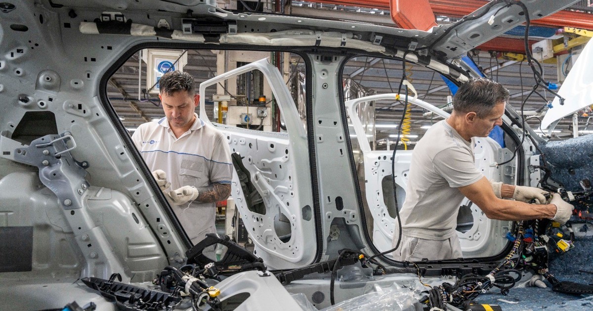La industria automotriz cayó 13,6% en junio y 18,3% en el primer semestre del año