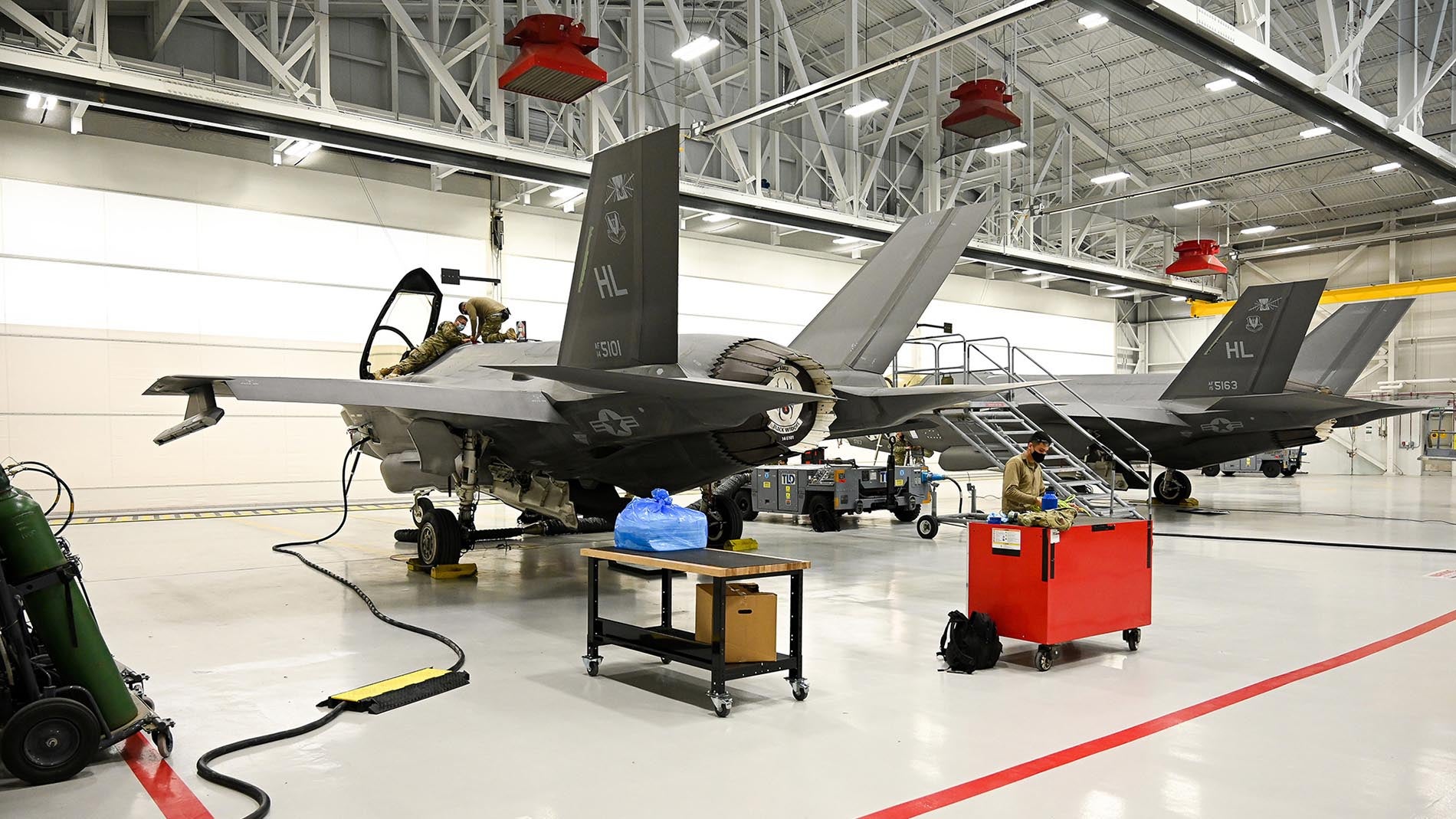 Cuesta una fortuna y da problemas, pero todos lo quieren: la paradoja del F-35
