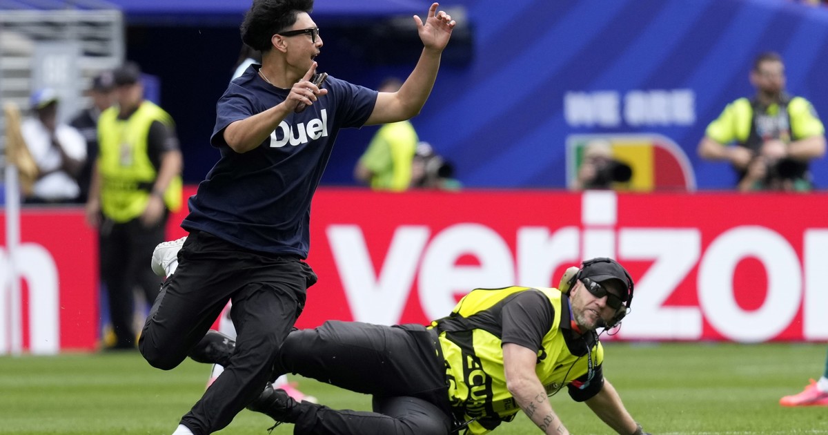 Un hincha saltó al campo de juego en el partido entre Bélgica y Senegal: por primera vez se vulneró la seguridad en el Mundial