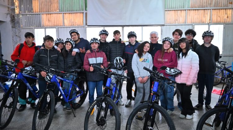 Sonrisas y pedales: alumnos de El Volcán ya disfrutan de sus TuBi