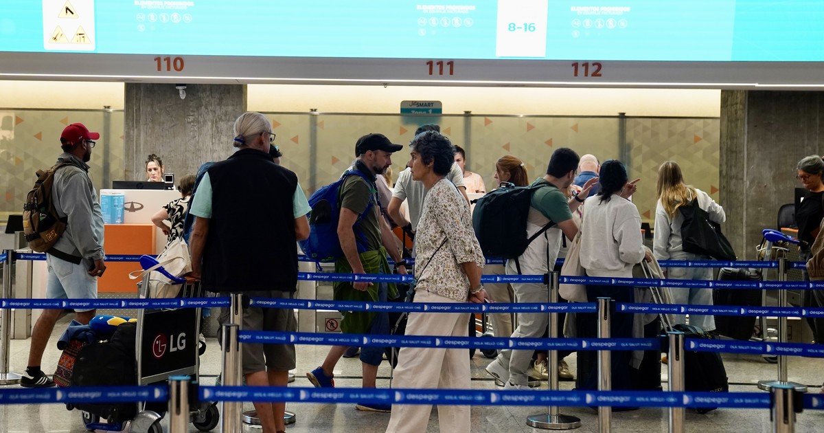 Llegan más turistas del exterior y menos argentinos viajan afuera, pero salen más dólares de lo que entran