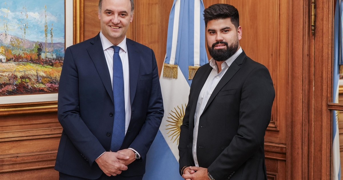 Manuel Adorni anunció al nuevo secretario de Prensa: Fabián Fernández viene de YPF y trabajó con Néstor Grindetti en Lanús