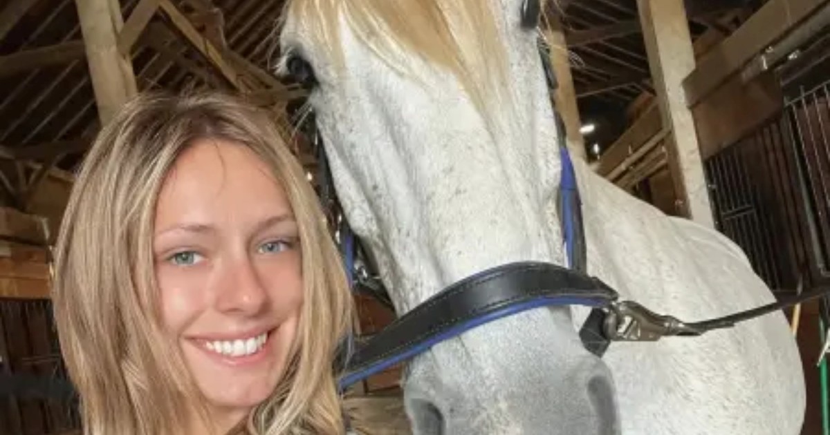 Una joven de 25 años murió tras caerle encima un caballo en un trágico accidente: el animal tampoco sobrevivió