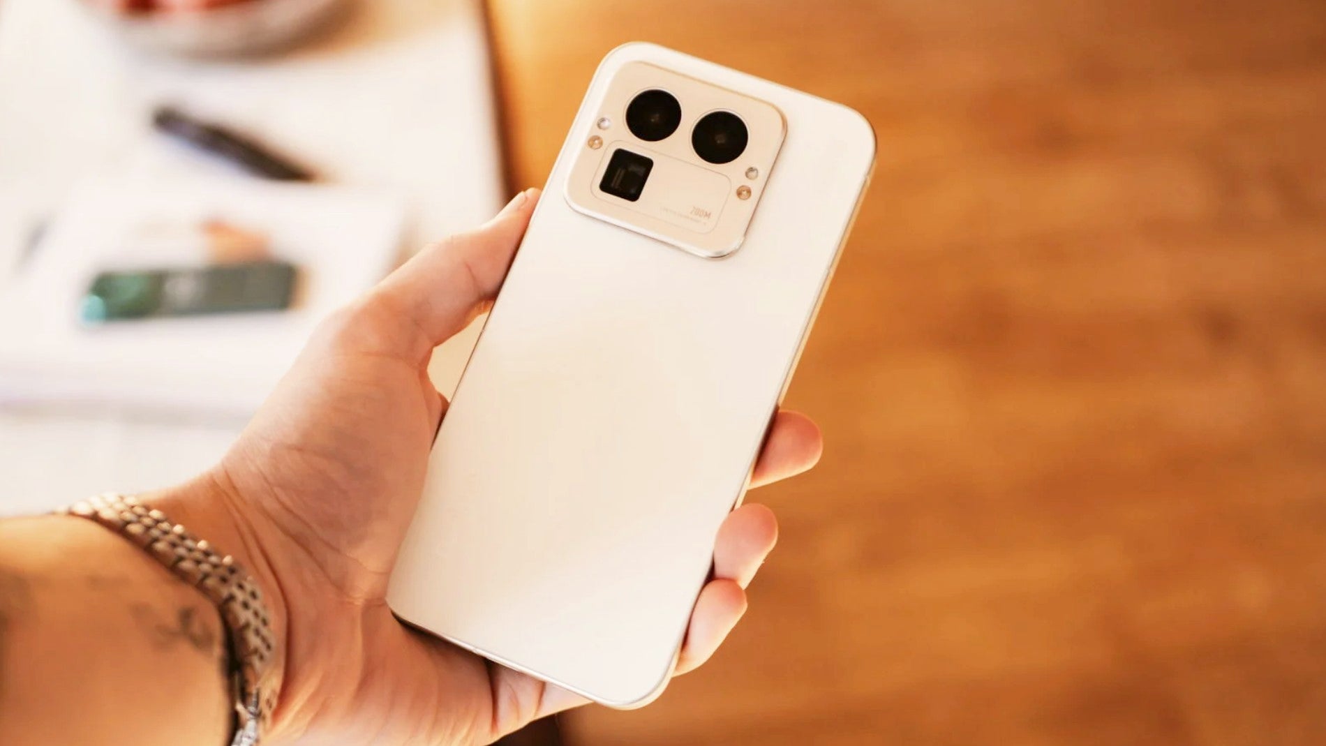 Un gama alta de características bestiales por 300 euros menos: Snapdragon 8 Elite Gen 5, telefoto de 200 MP y 7000 mAh