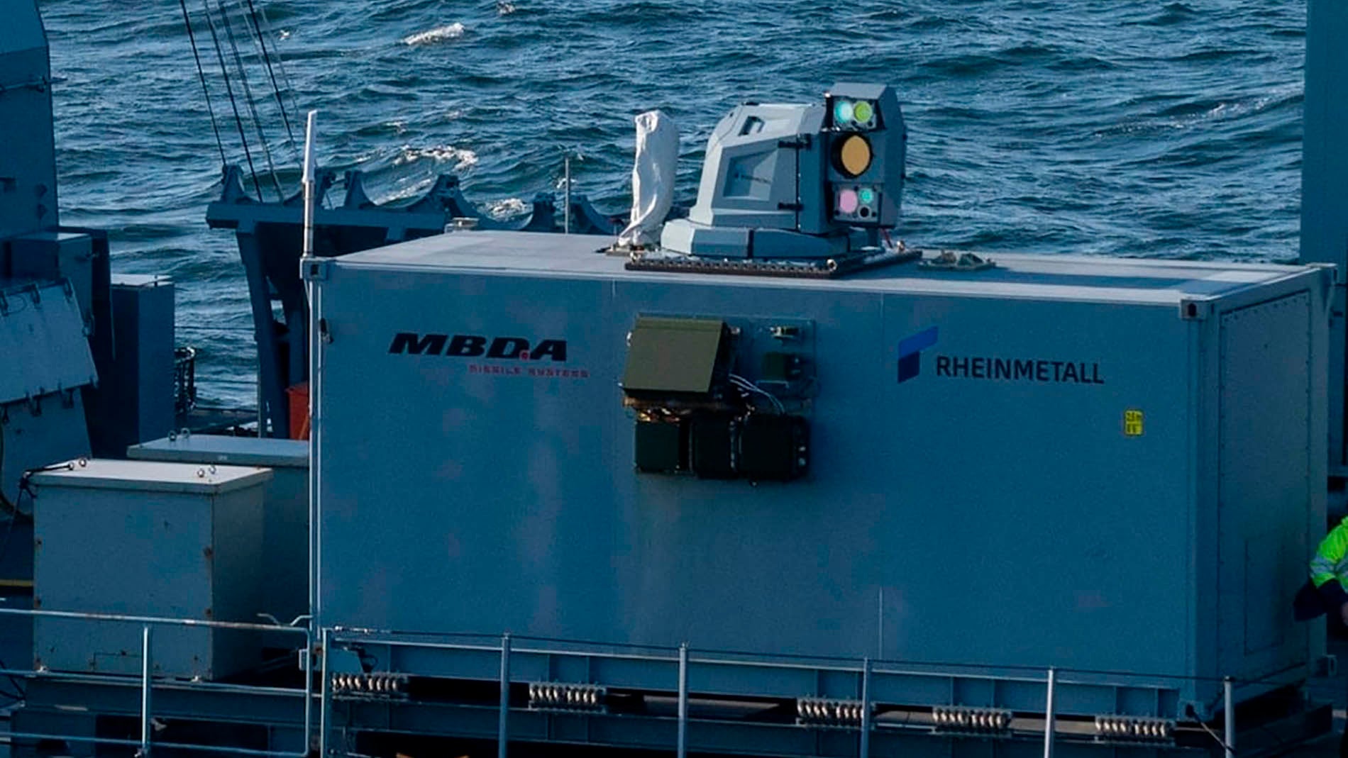 Alemania prepara el arma del futuro: un láser naval que derriba drones por solo un euro