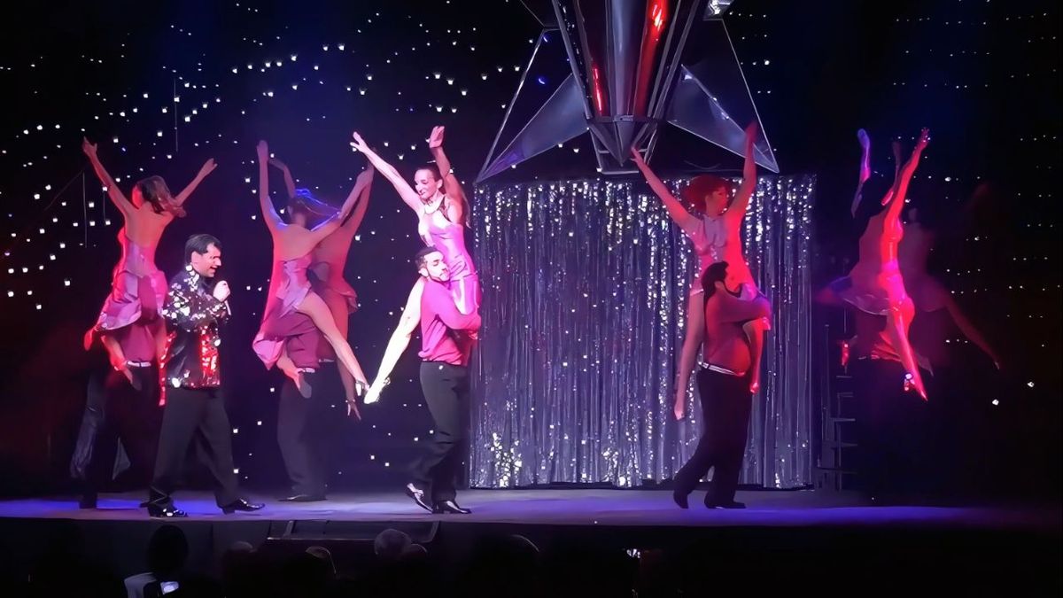 Glamorée Tributo presenta un cowl al estilo Las Vegas con sello local