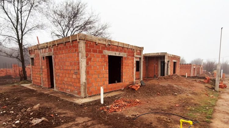 Las obras de viviendas mantienen un ritmo sostenido en La Carolina, El Trapiche y Estancia Grande