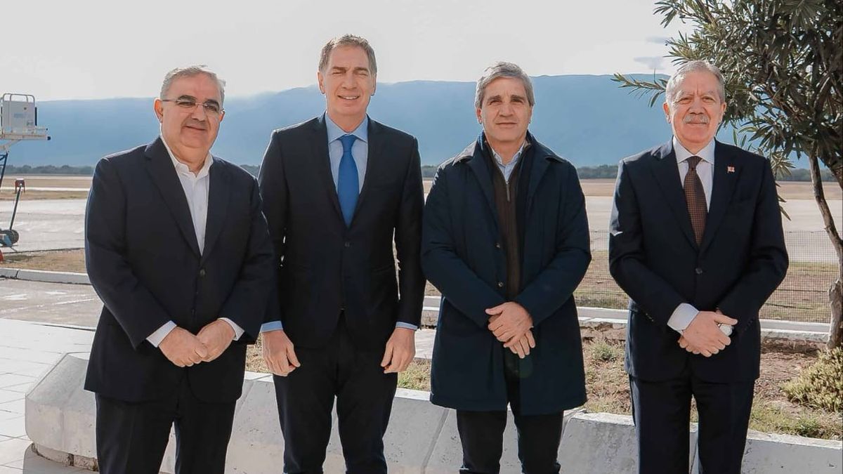 Diego Santilli y Luis Caputo firmaron el convenio por el Acueducto Albigasta y avanzaron con la cesión de rutas nacionales a Catamarca