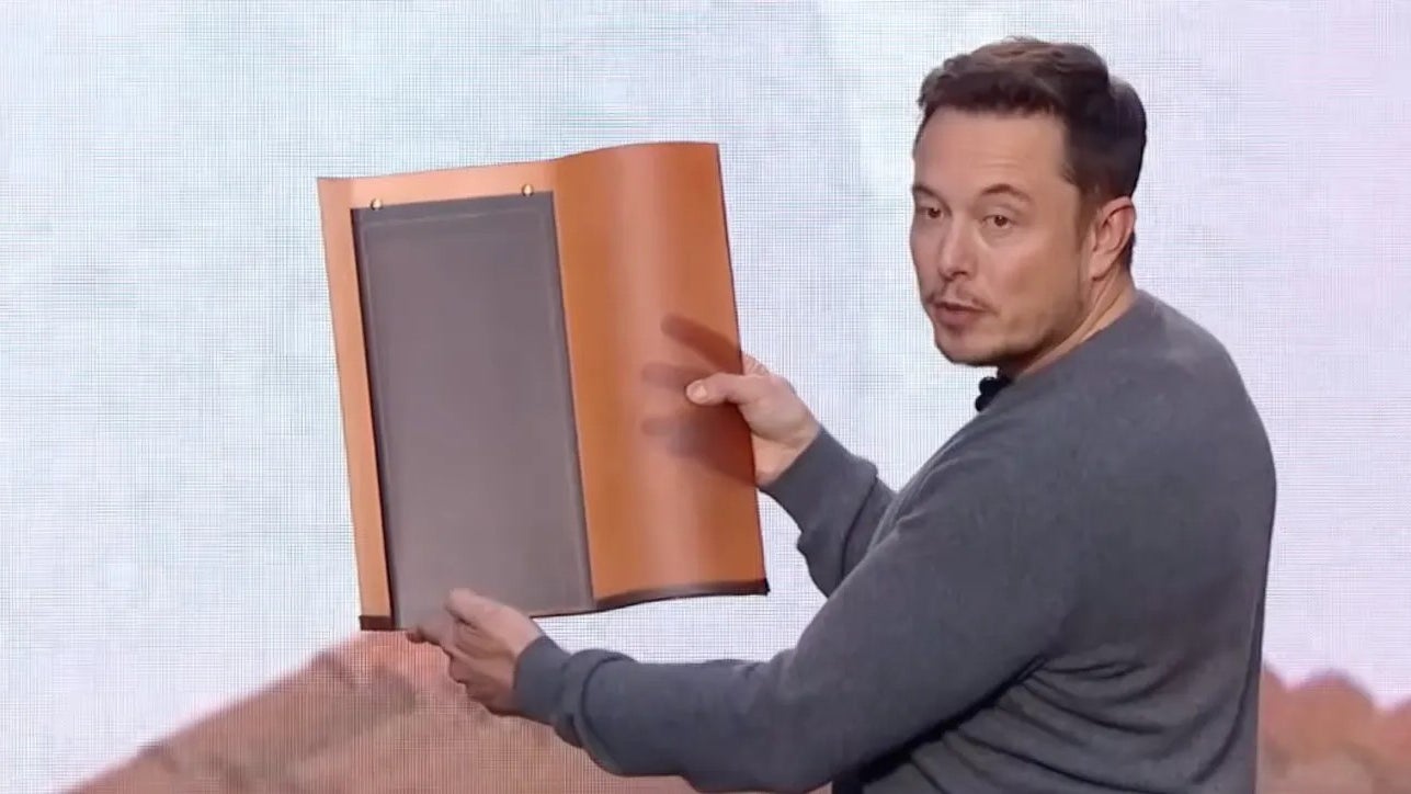 El tejado del futuro que nunca llegó: Elon Musk tira la toalla y entierra por fin sus tejas solares tras una década de retrasos, problemas técnicos y precios desorbitados