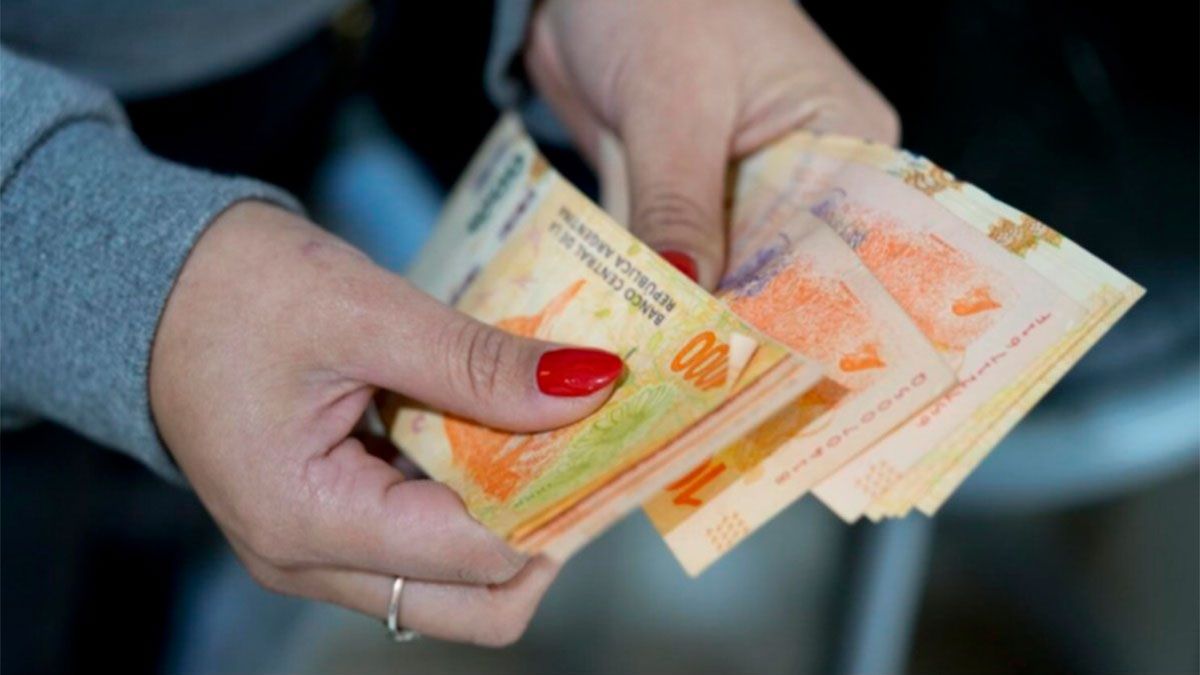 El Gobierno impulsa un salario mínimo de $1.000.000 y la CGT exige que alcance para una canasta familiar