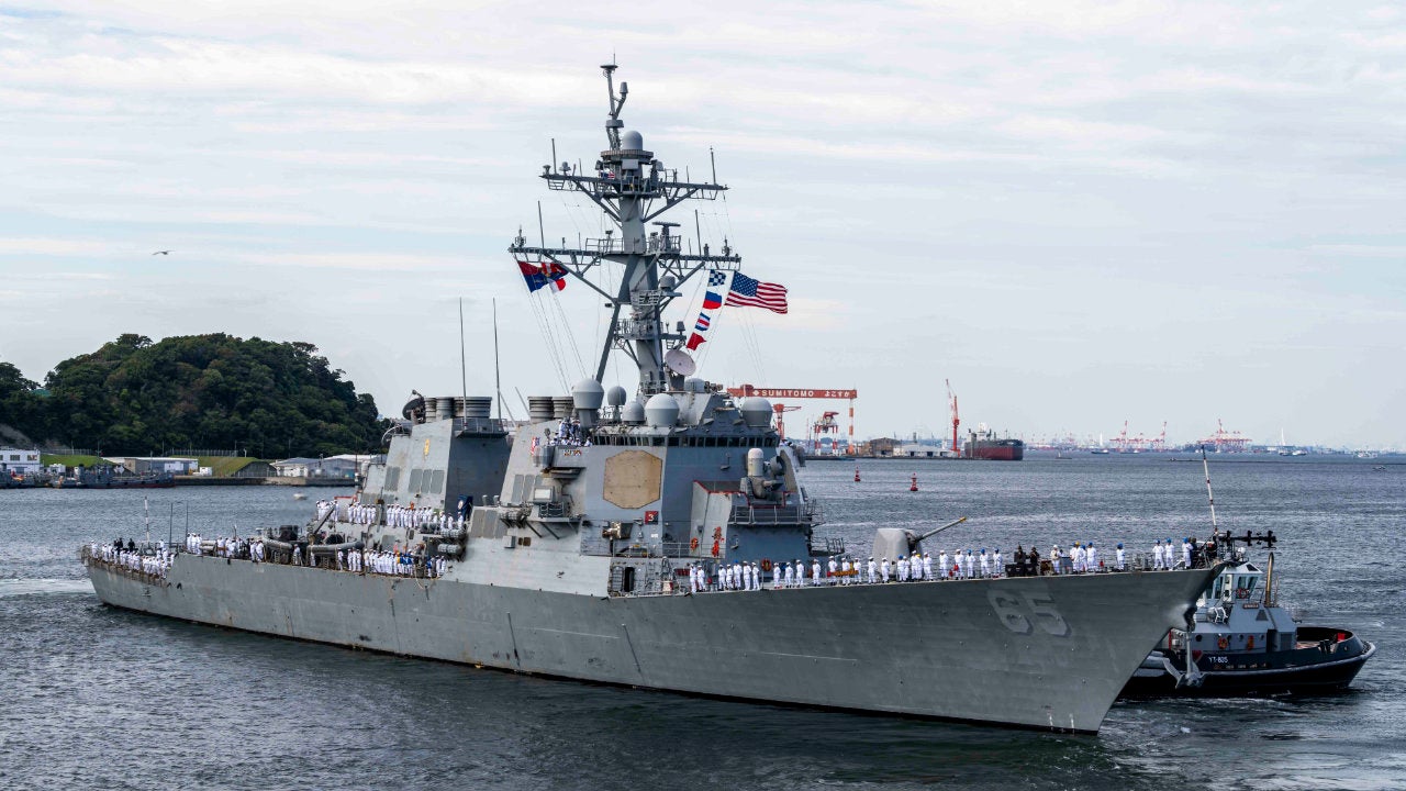Cuatro días a oscuras: una avería paraliza al destructor estadounidense USS Benfold en el mar de China y obliga a enviar ayuda