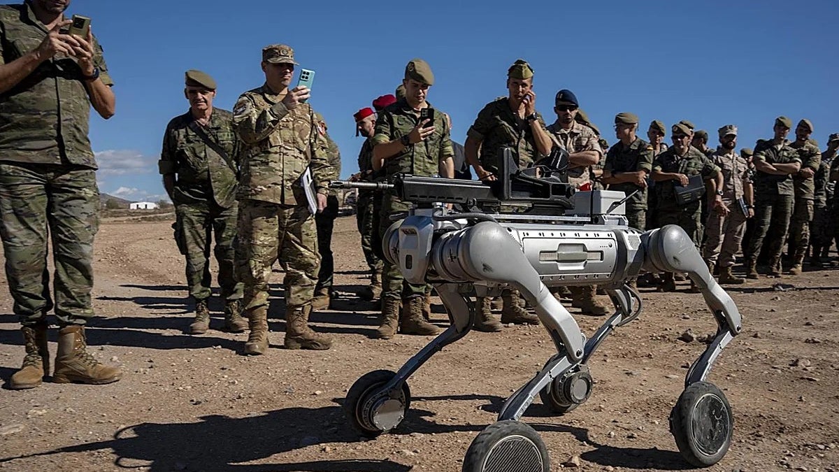 Antonio Olivares, teniente coronel en el Ejército de Tierra y experto en robótica, confirma que «el primer contacto con el enemigo será un robotic» en las batallas del futuro