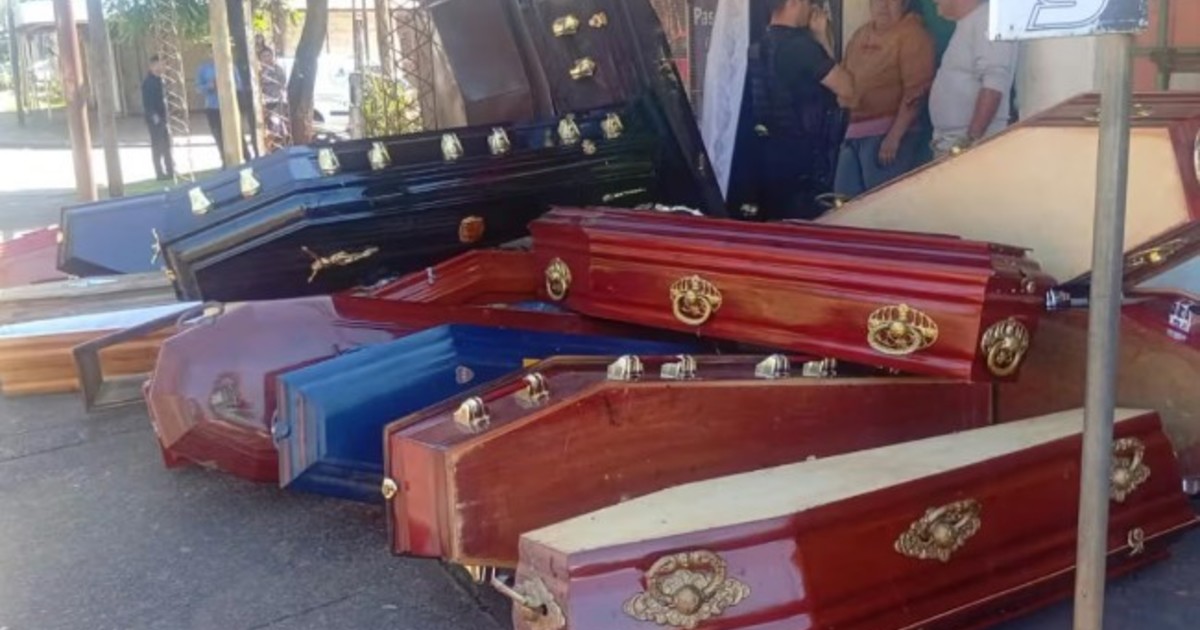 Macabro hallazgo: encontraron 30 ataúdes y dos urnas en un native donde funcionaba una panadería