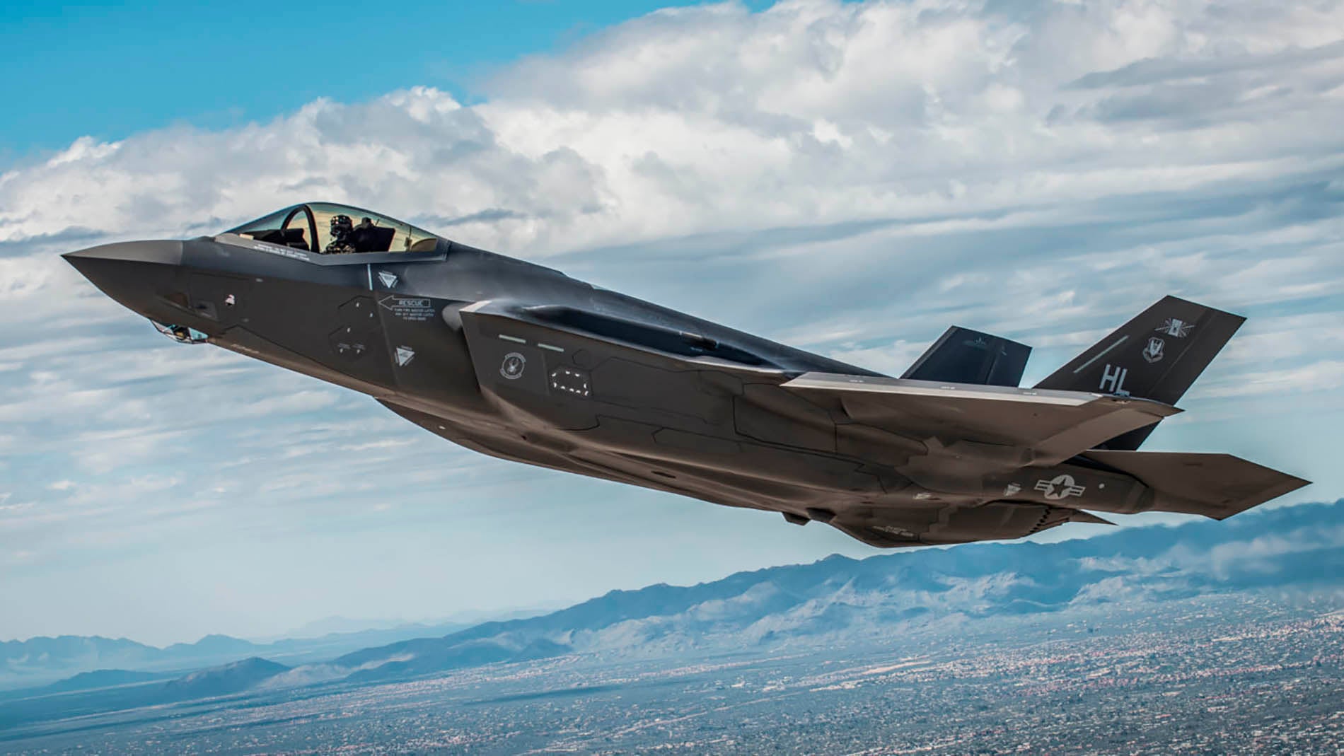 El primer caza furtivo CF-35A de la Staunch Fuerza Aérea de Canadá realiza su vuelo inaugural en Texas mientras Ottawa revisa su pedido de 88 aviones