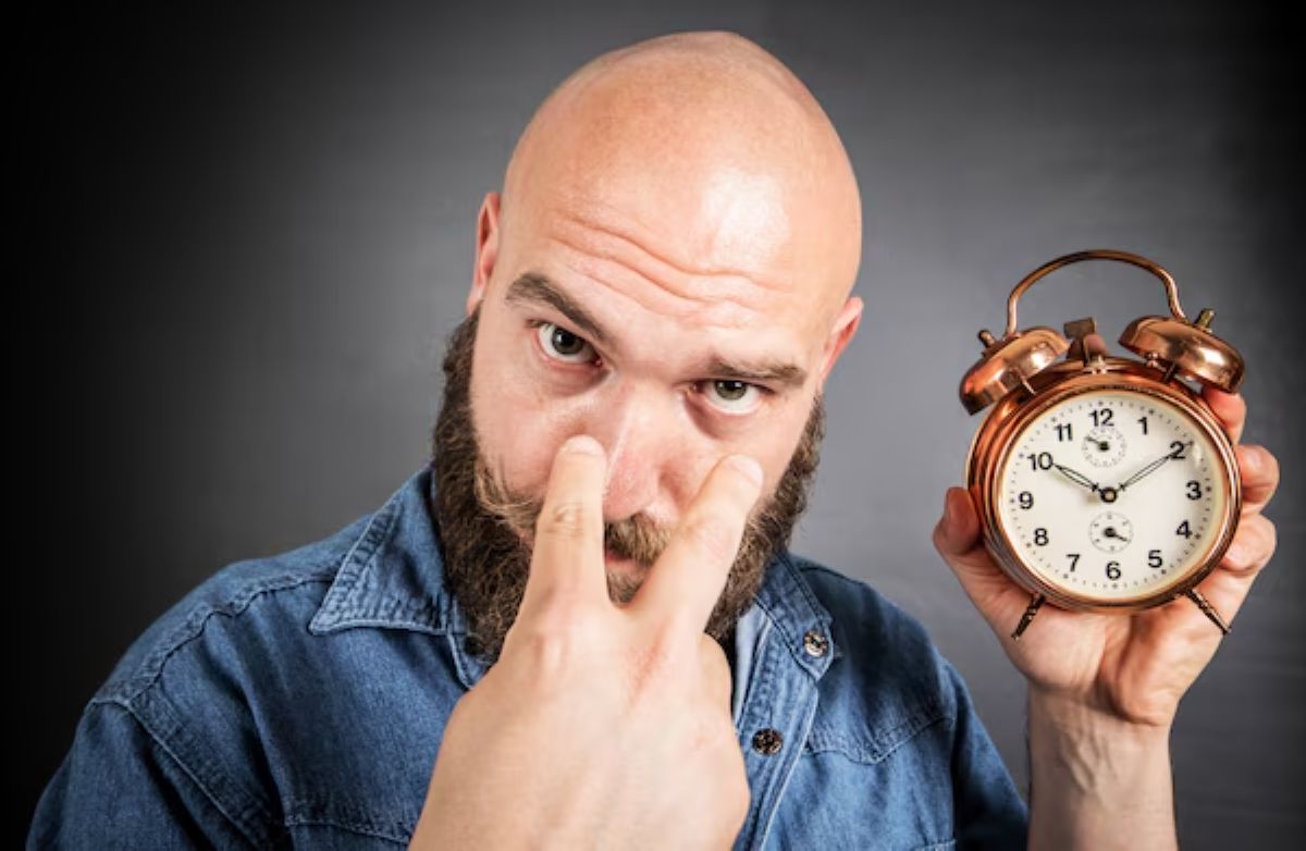 «Llego 10 minutos tarde»: la paradoja de la puntualidad en la era digital